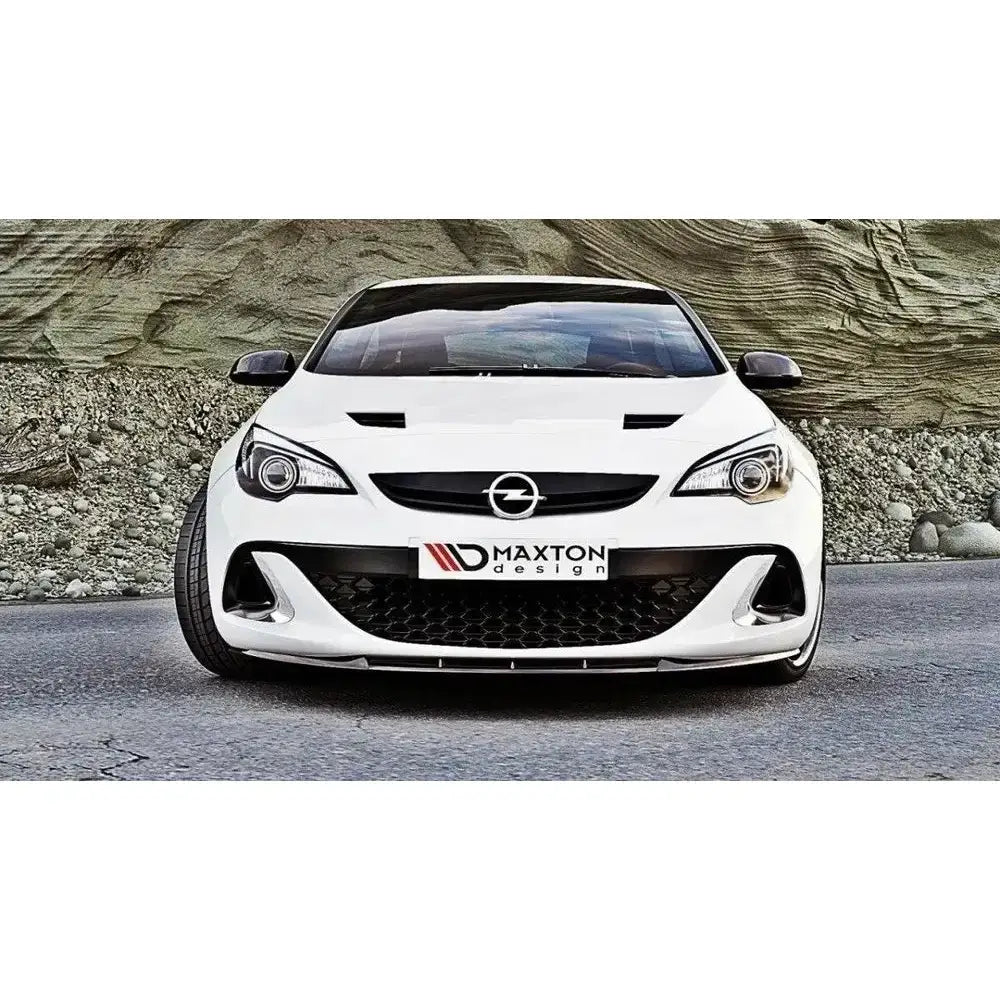 Frontsplitter Opel Astra J Opc med sorte luftinntak og Maxton Design-detaljer på frontfangeren.