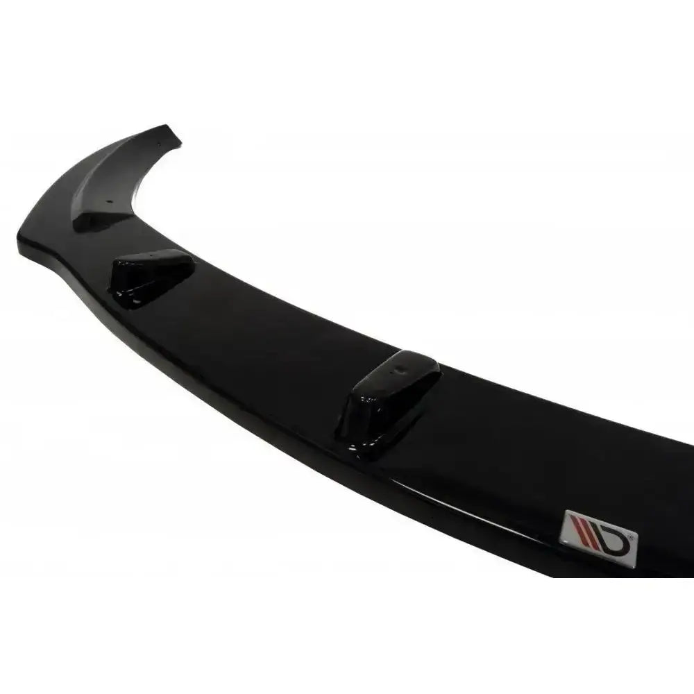 Front splitter Opel Astra J OPC i sort, glansfull utførelse med tre fester og synlig logo fra skrå vinkel.