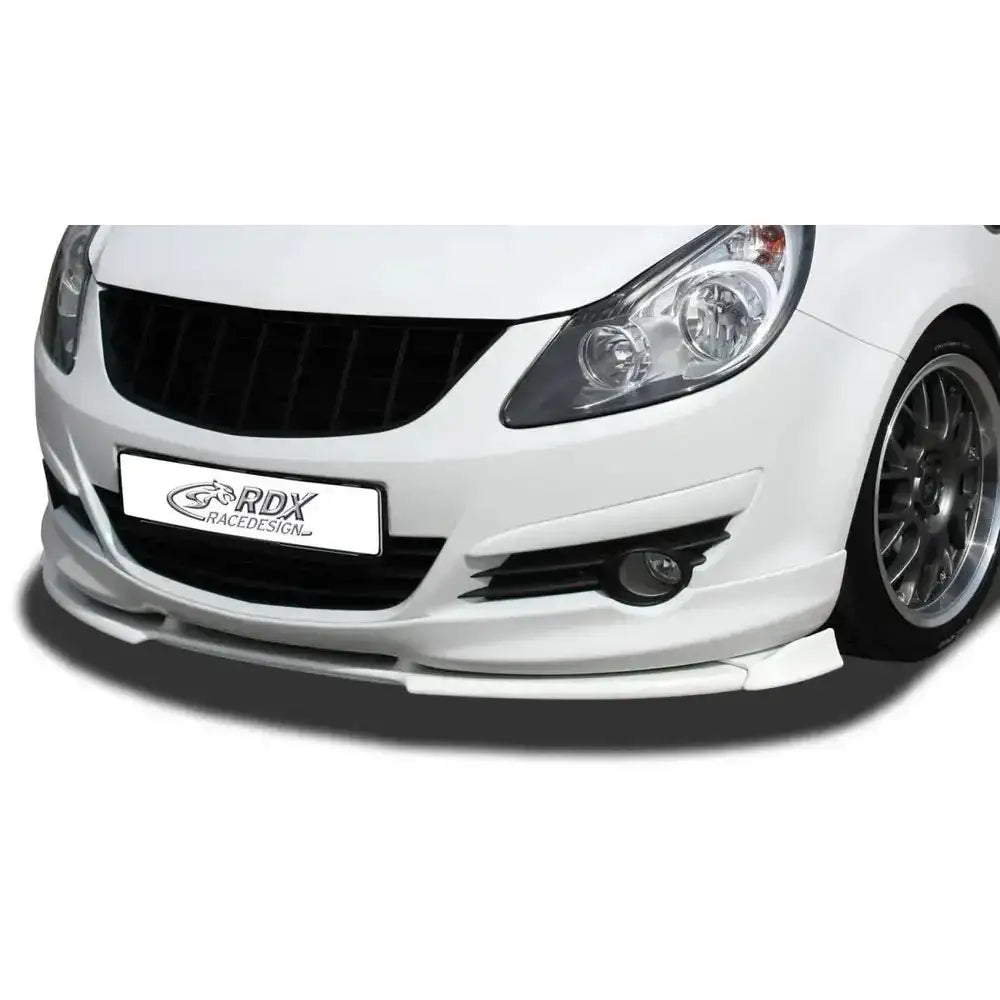 Frontleppe Opel Corsa D -10 OPC-Line på hvit bil med sportslig design og glatte plastoverflater.