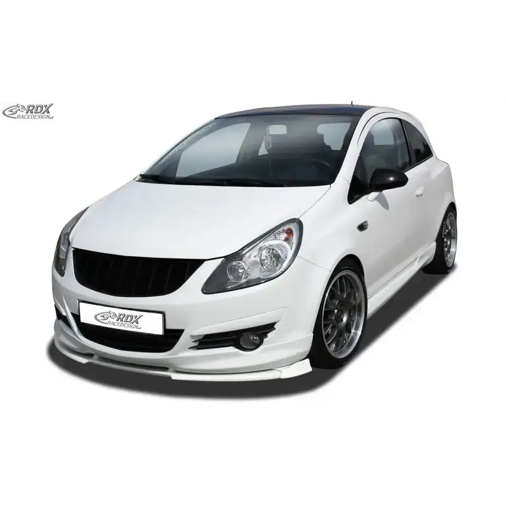 Frontspoiler Opel Corsa D med sorte detaljer, lavprofildekk og sportslige felger sett skrått forfra.