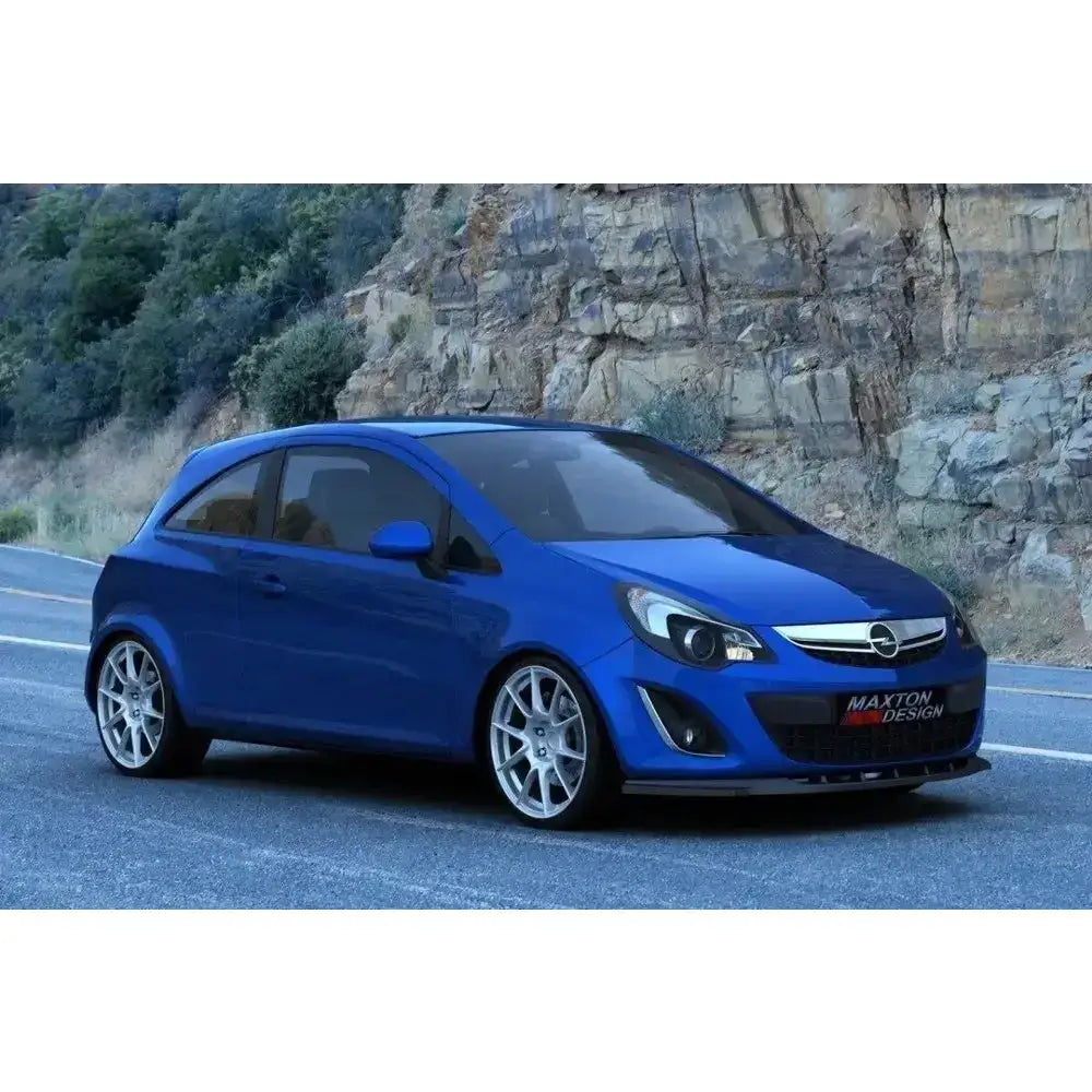 Frontleppe Opel Corsa D facelift montert på blå tredørs bil med sølvfelger og sotede ruter.