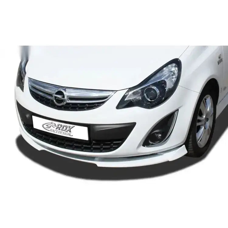 Frontleppe Opel Corsa D Facelift 10- i hvitt og svart, sett skrått forfra med synlig frontspoiler.