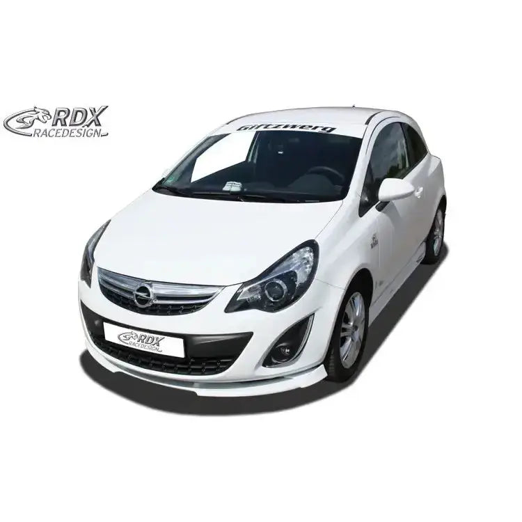 Frontsplitter til Opel Corsa D Facelift, hvit bil med svart grill og stylingdetaljer, sett forfra.