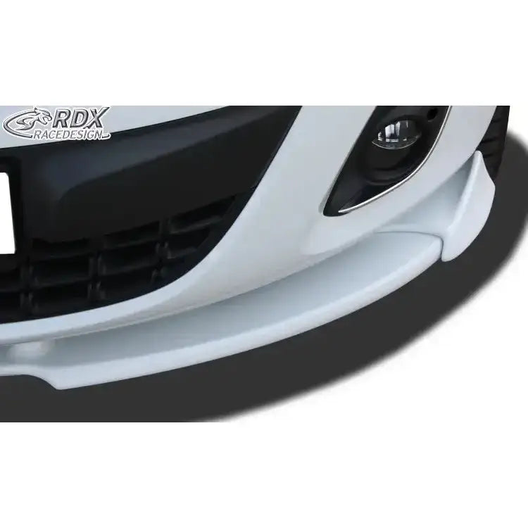 Front splitter Opel Corsa D Facelift hvit plastspoiler med integrert tåkelys sett fra siden.