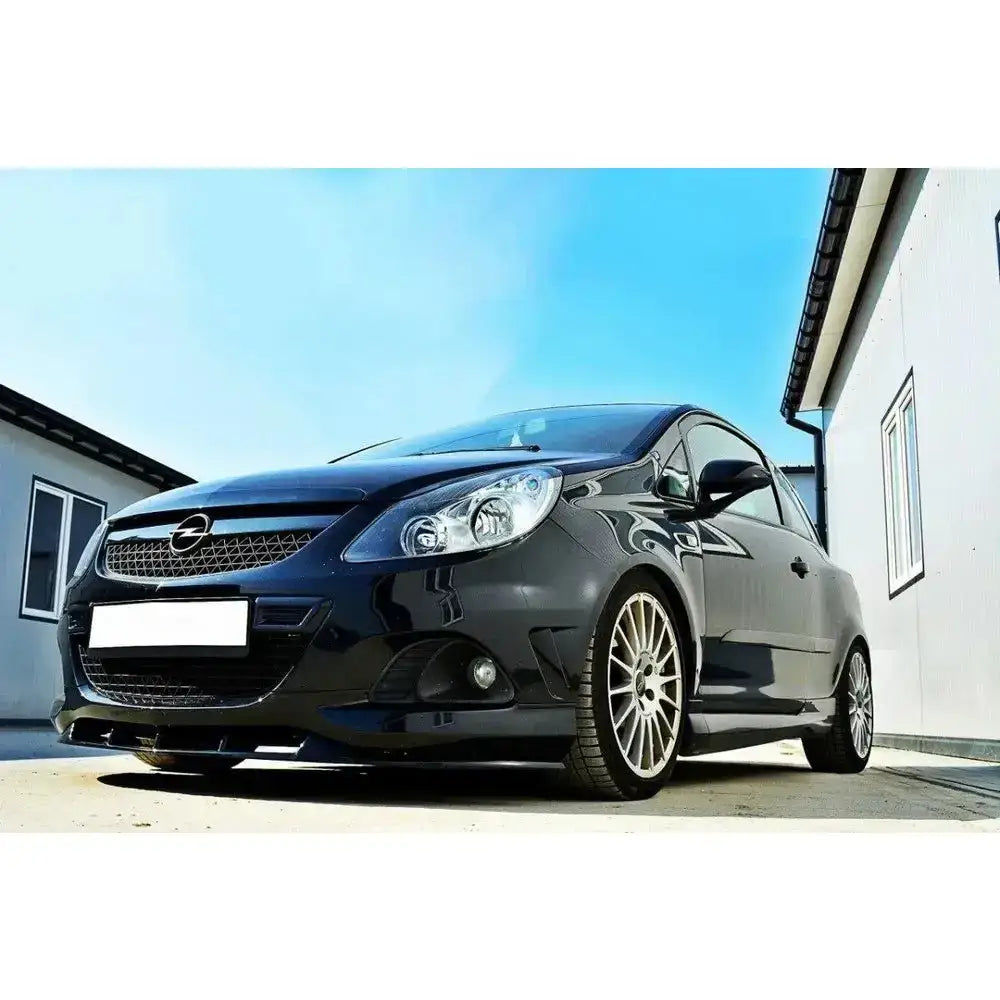 Frontspoiler på Opel Corsa D Nurburg med sølvfelger, sett forfra i lav vinkel og metallic lakk.