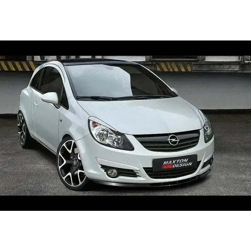 Frontleppe Opel Corsa D preface montert på hvit bil med svarte felger og Maxton Design-skilt.