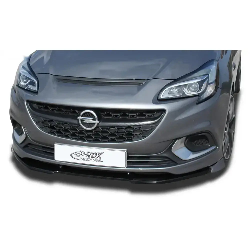 Frontleppe Opel Corsa E OPC vist på grå bil med sort spoiler, grill og markerte frontlykter forfra.