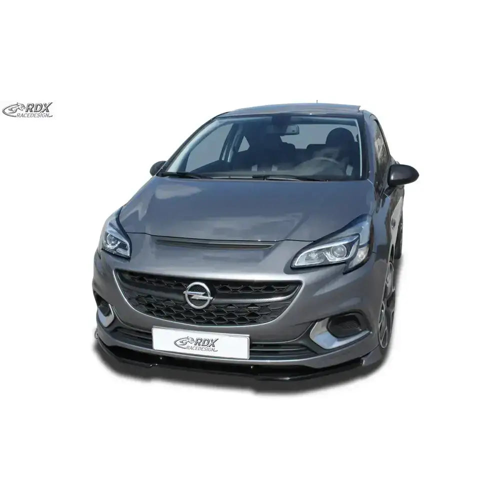 Frontspoiler til Opel Corsa E OPC 15-, montert på grå bil med sorte detaljer mot hvit bakgrunn.