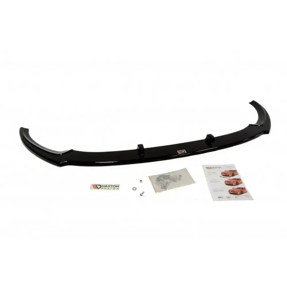 Frontspoiler Opel Corsa E OPC/VXR i sort, glanset plast med monteringsutstyr og instruksjoner på hvit bakgrunn.