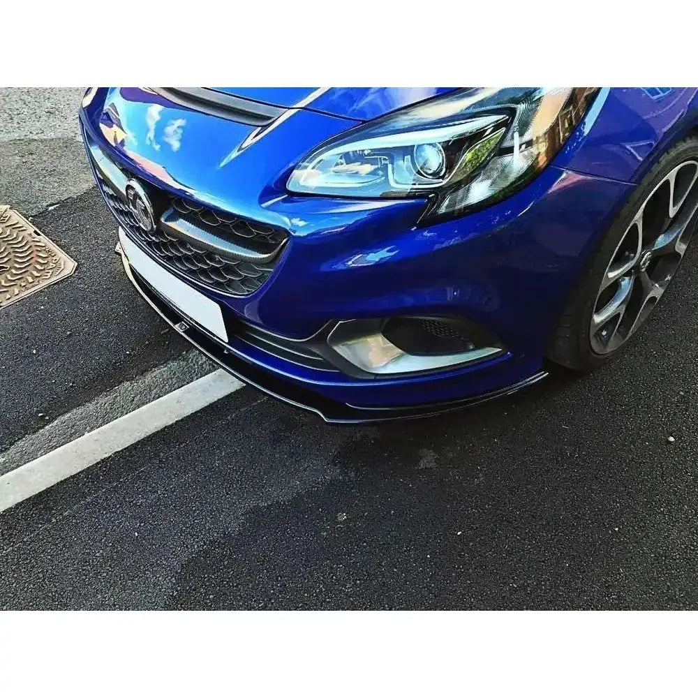 Frontleppe Opel Corsa E Opc med svart spoiler under støtfanger, sett fra siden og skrått ovenfra.