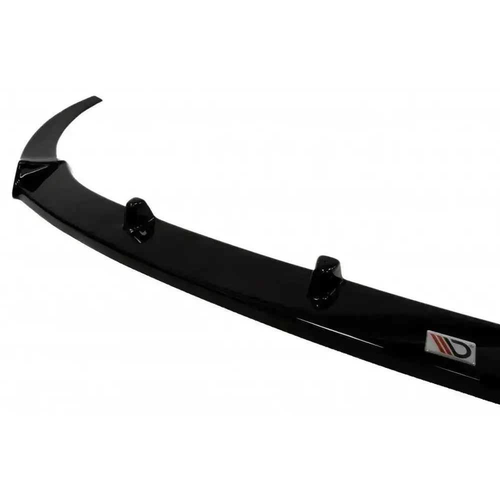 Frontsplitter til Opel Corsa E OPC/VXR i sort, glansfull plast med tre forhøyninger og logo til høyre.