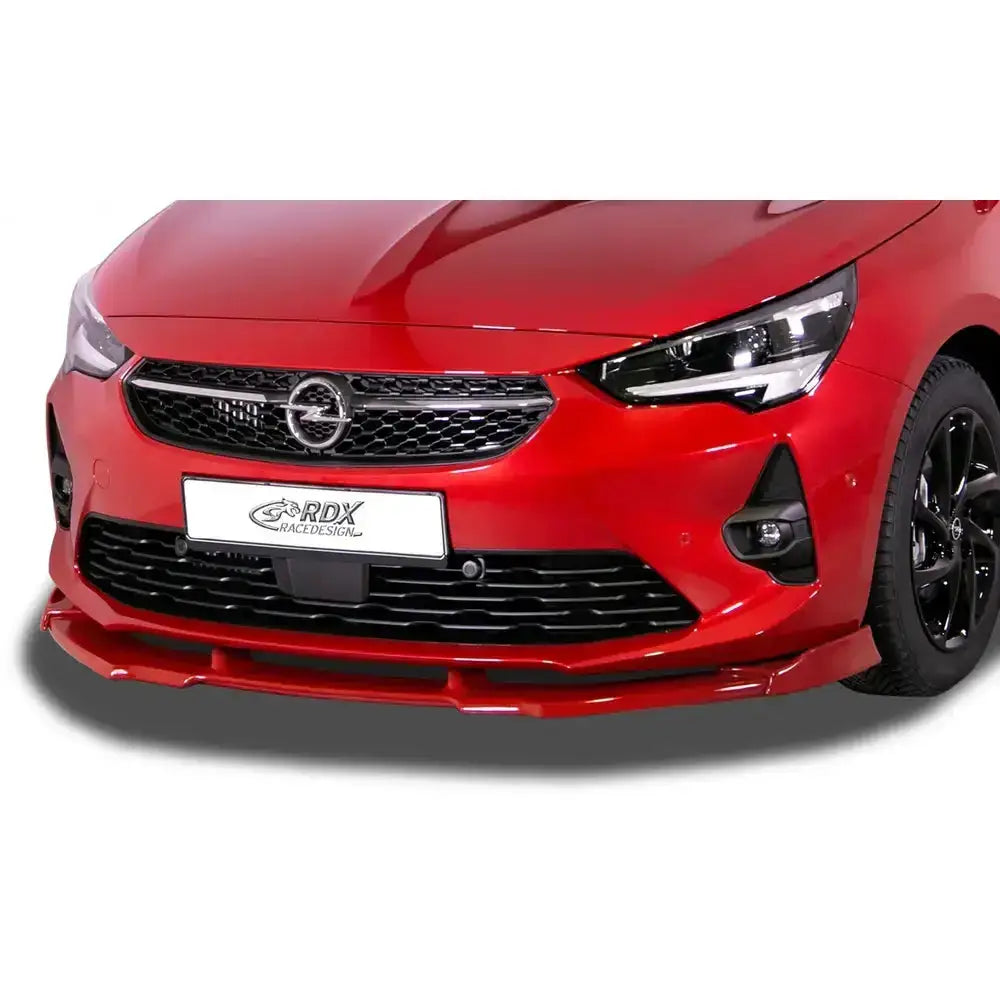 Frontleppe Opel Corsa F GS-Line i rød utførelse med sort grill og sporty detaljer, sett skrått forfra.