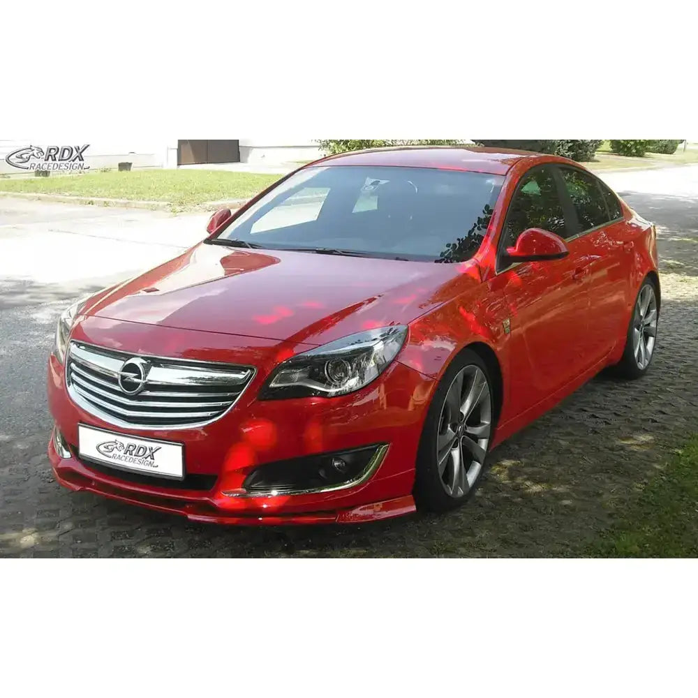 Frontsplitter på Opel Insignia 13-17 OPC-Line Vario X, sett skrått forfra parkert på brostein.