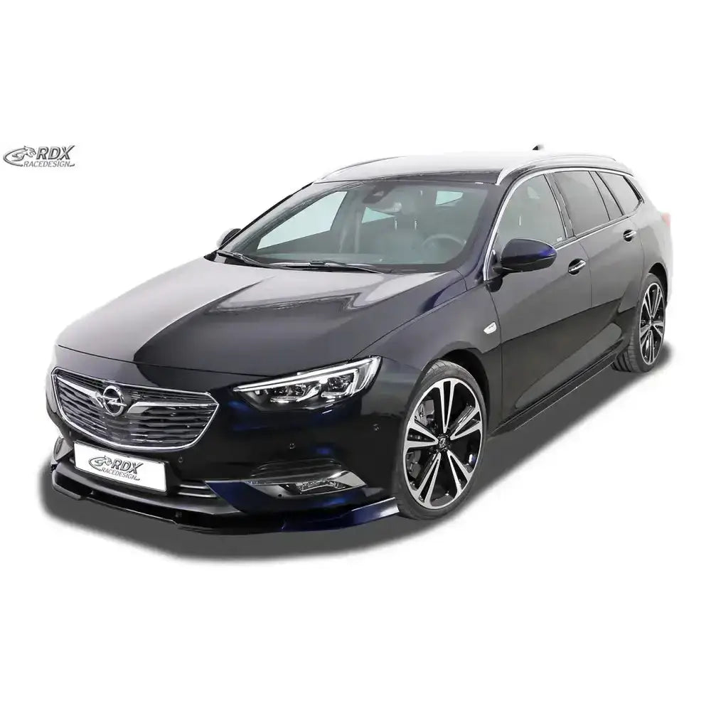 Frontspoiler på Opel Insignia B stasjonsvogn med store tofargede felger mot hvit bakgrunn.