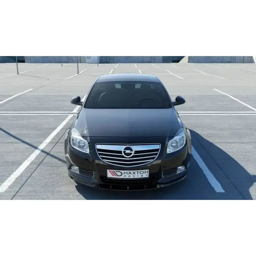 Frontspoiler på Opel Insignia Opc Line Nurburg sett forfra med kromgrill og parkert på asfalt.