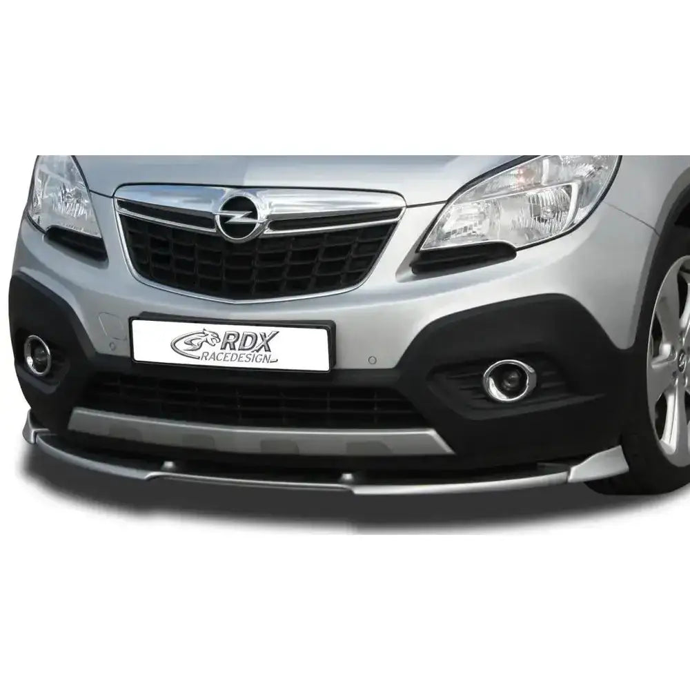 Frontleppe Opel Mokka 12- montert under svart støtfanger med sølv spoiler, synlig grill og tåkelykter.