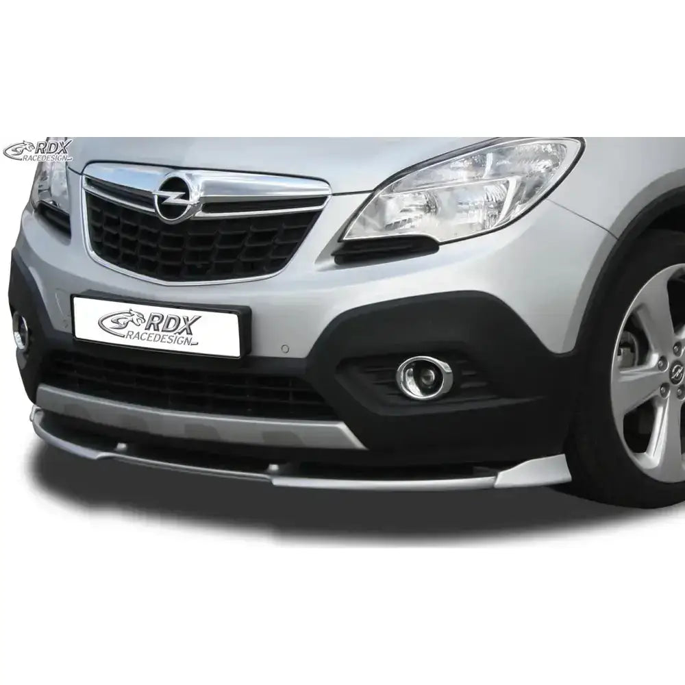 Frontspoiler Opel Mokka 12- i sølv og svart, sett fra siden med grill, tåkelys og markert frontleppe.