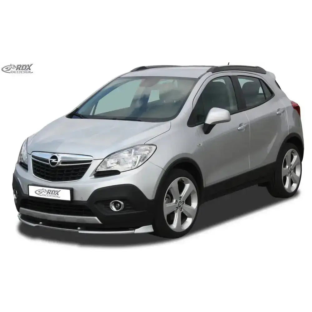 Frontsplitter Opel Mokka 12- på sølvfarget bil med sorte detaljer og aluminiumsfelger mot hvit bakgrunn.
