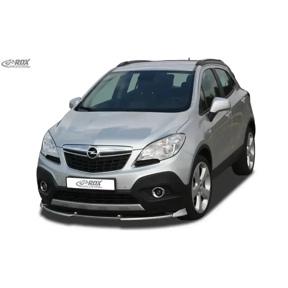 Front lip Opel Mokka 12- med sølvfarget front og svarte detaljer på støtfanger, sett skrått forfra.