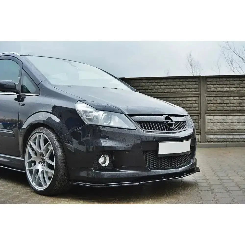Frontspoiler Opel Zafira B OPC med sølvfelger og lav profil sett fra siden.