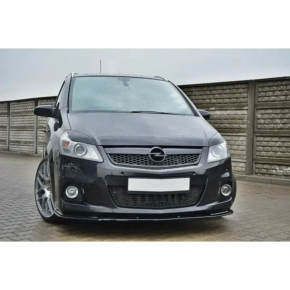 Frontsplitter Opel Zafira B OPC med sorte detaljer, brede felger og synlige tåkelys foran i gatebilde.