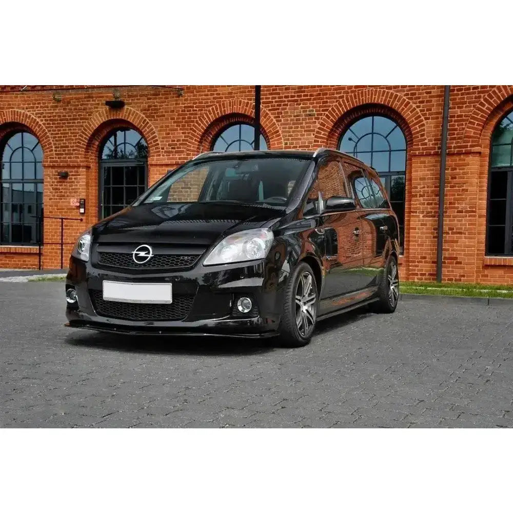 Frontleppe Opel Zafira B Opc Vxr sett skrått forfra med sølvfelger og Opel-logo foran murbygning.