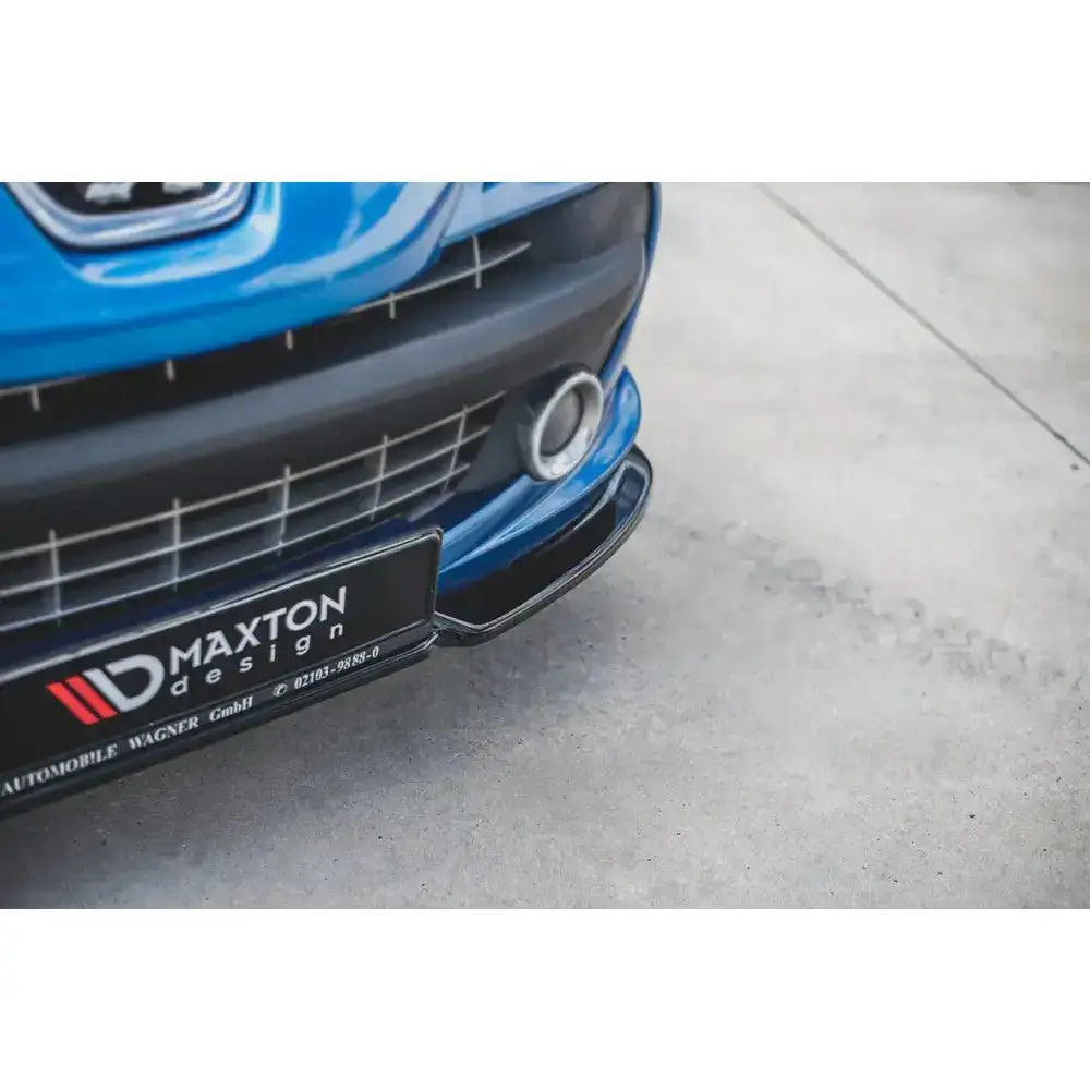 Front lip på Peugeot 207 Sport, svart frontspoiler og grilldetaljer mot betongunderlag.