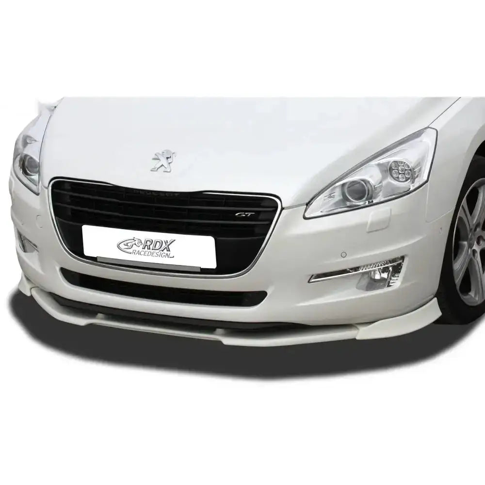 Frontleppe Peugeot 508 med hvit fanger, sort grill og detaljert frontsplitter sett forfra.