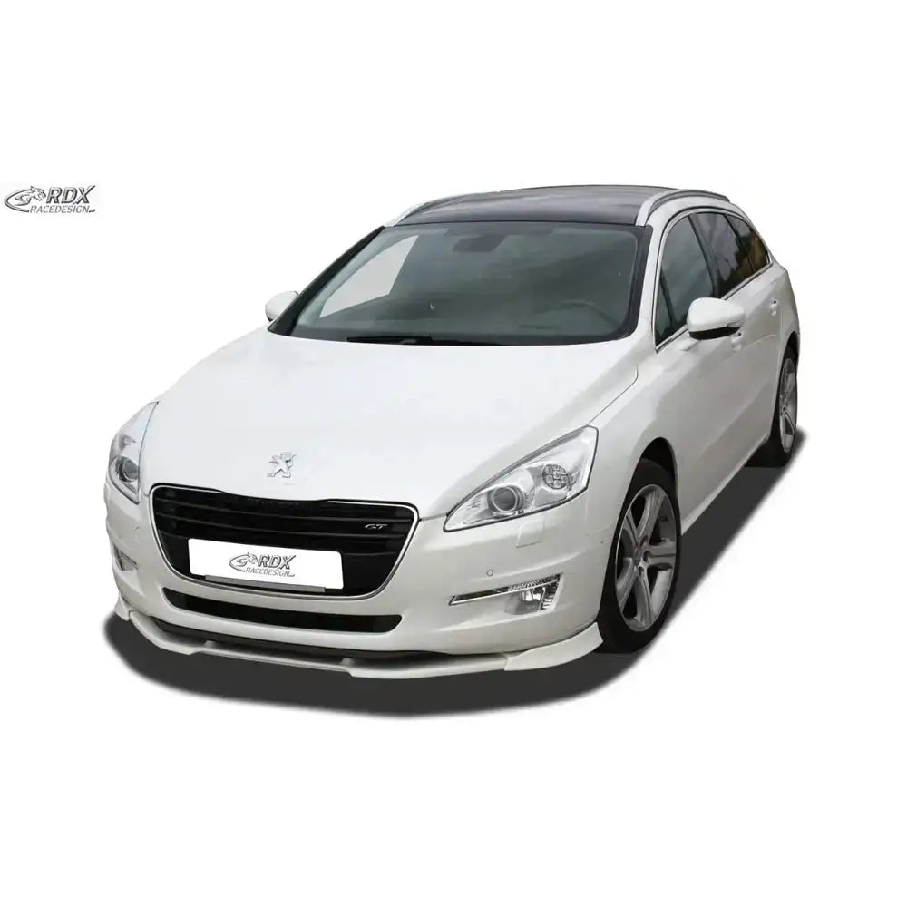 Frontspoiler Peugeot 508 hvit bil med soltak, mørke vinduer og aluminiumsfelger sett skrått forfra.