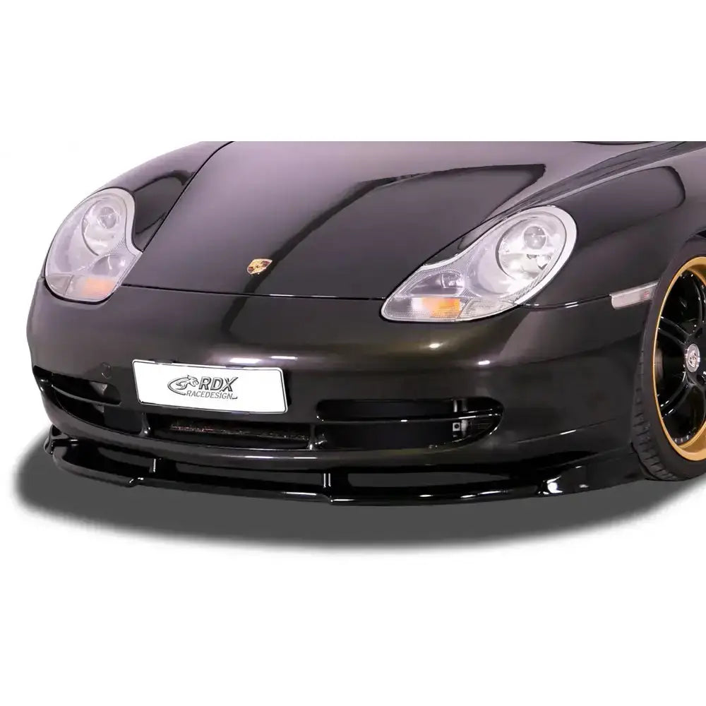 Frontleppe Porsche 911 996 i blank sort plast montert foran på svart sportsbil med gule kantfelger.