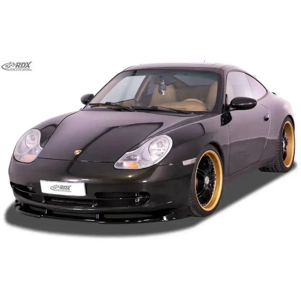 Frontspoiler på Porsche 911 996 med sort frontsplitter, svarte felger med gullkant og lyst interiør.