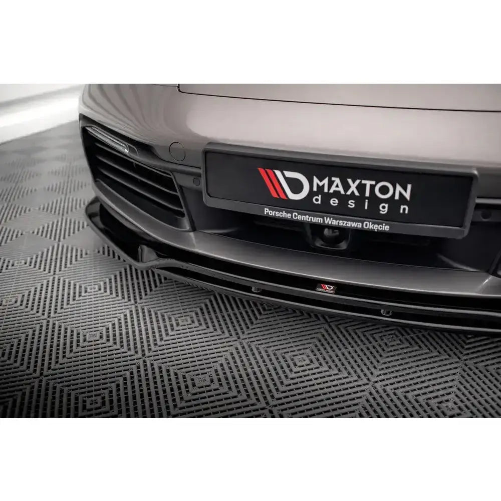 Frontsplitter på Porsche 911 Carrera 4S 992 med svart plast under støtfangeren, sett skrått forfra.