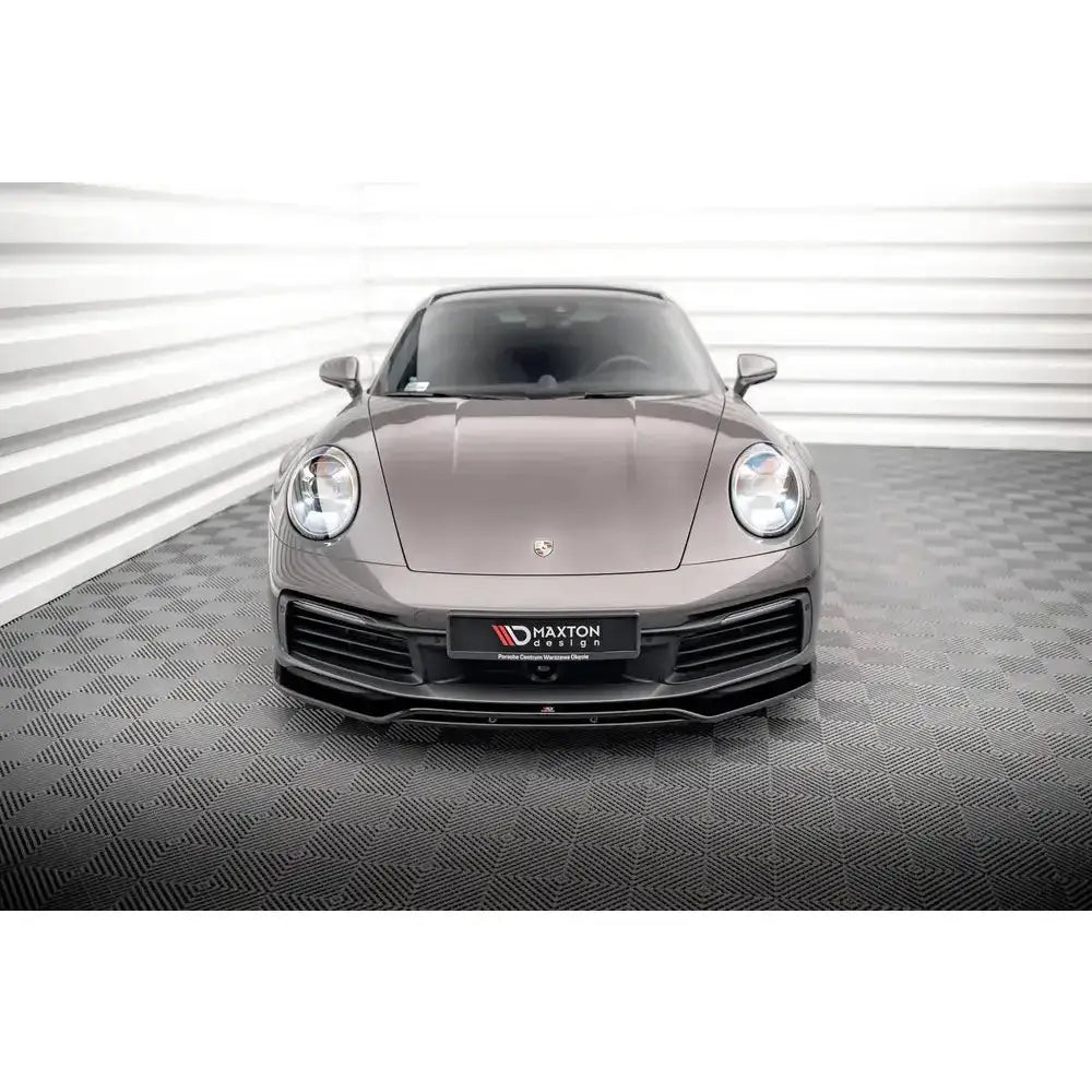 Front lip på Porsche 911 Carrera 4S 992 sett forfra med sotede vinduer og markerte frontlykter.