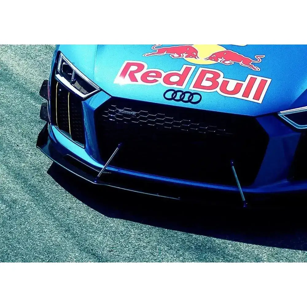 Frontspoiler på blå Audi R8 Mk2 med Red Bull-logo, Audi-emblem og markante luftinntak foran.