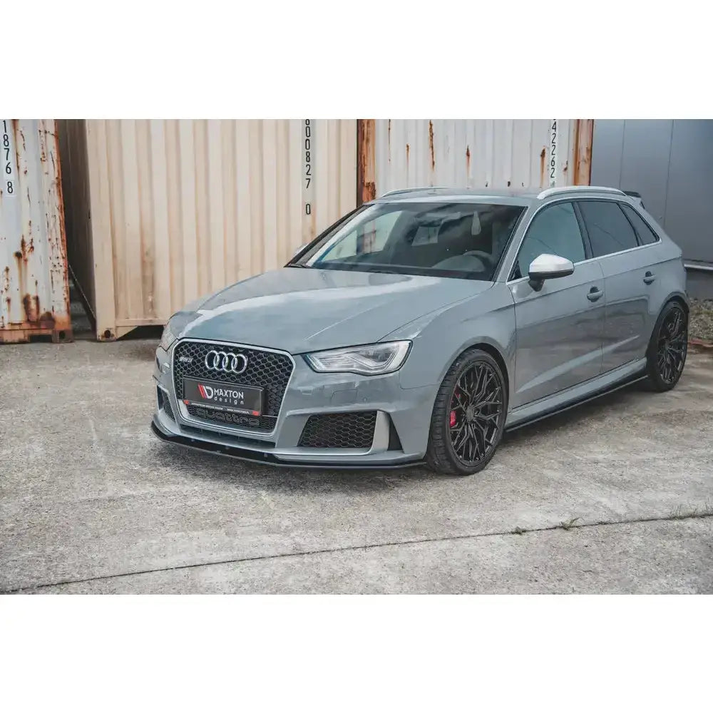 Front lip på Audi RS3 8V Sportback med sorte felger og senket understell foran containere.