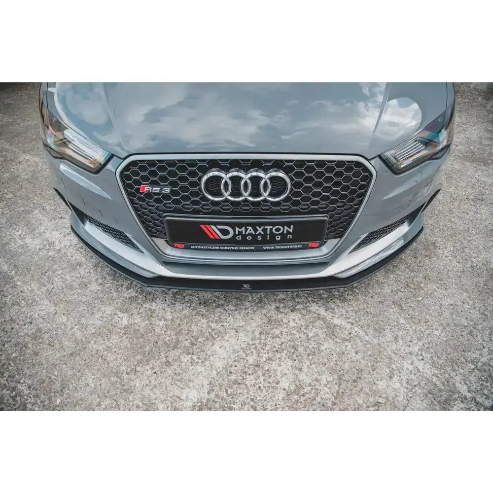 Front splitter på Audi RS3 8V Sportback med sort finish og bikubemønstret grill sett ovenfra.