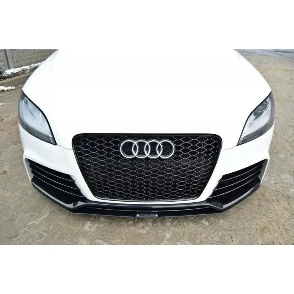 Frontsplitter på Audi TT Mk2 RS med sort bikakemønstret grill, kromringer og hvit lakkert støtfanger.