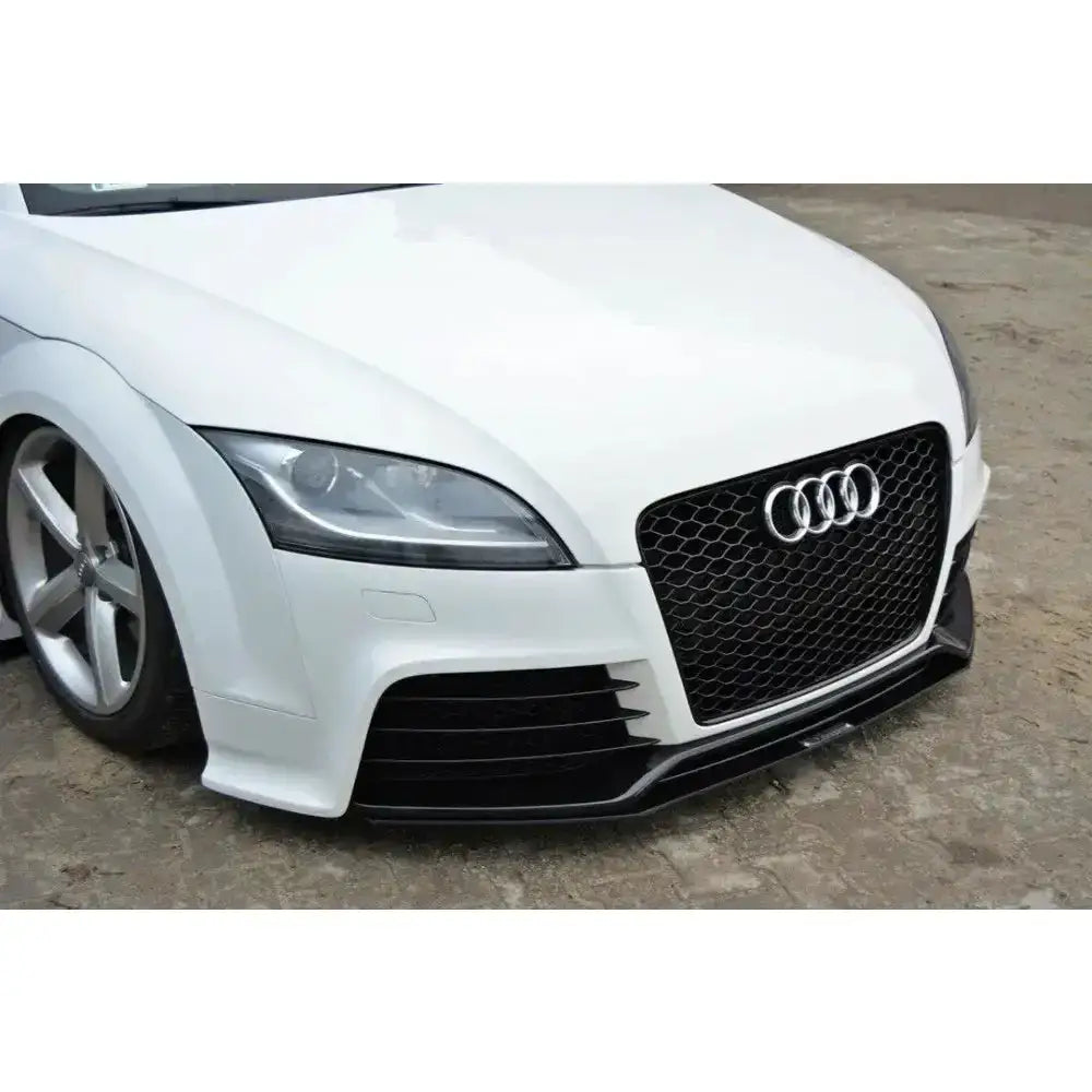 Front lip på hvit Audi TT Mk2 Rs med sort grill, kromdetaljer og lav frontspoiler på asfalt.