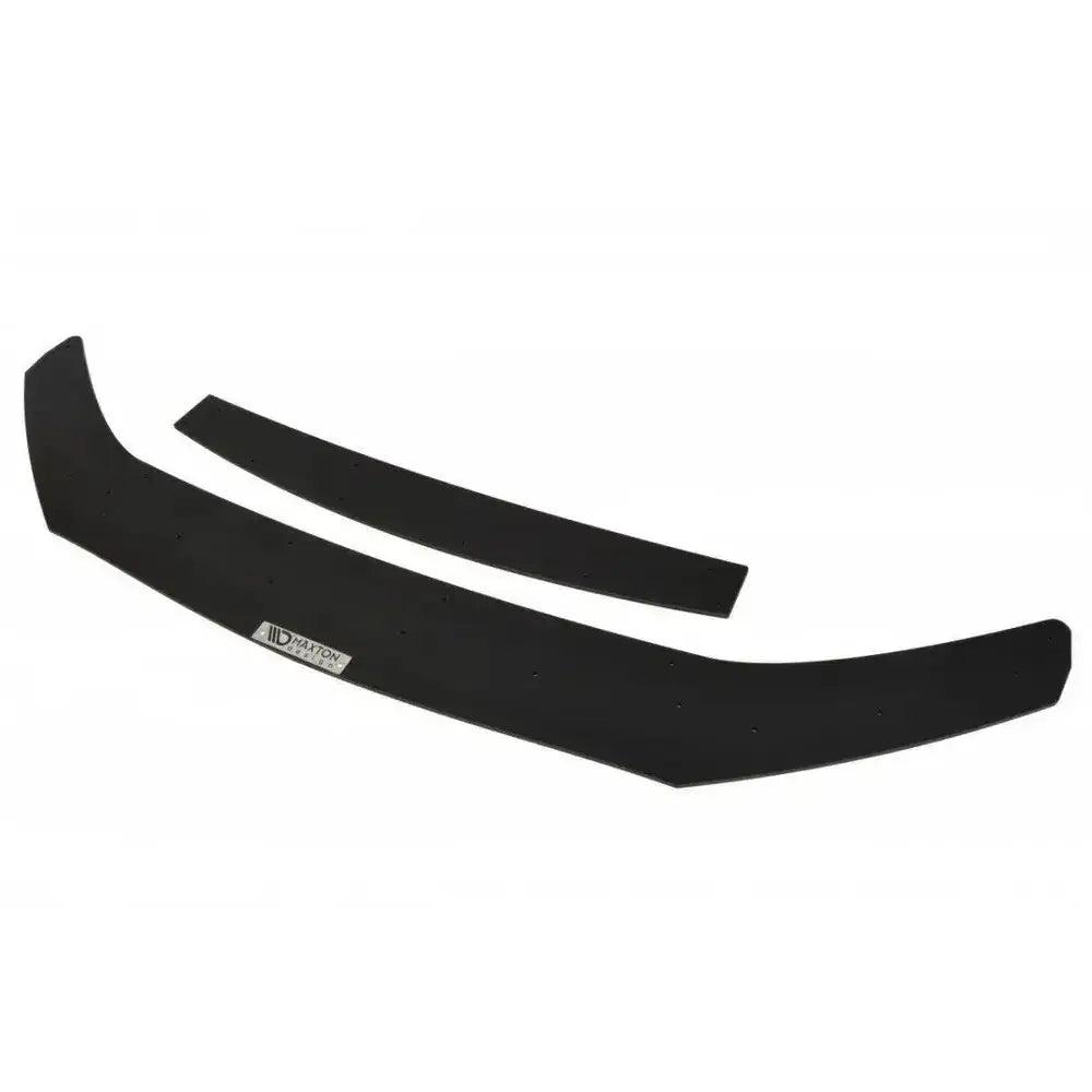 Front splitter til Audi TT Mk2 Rs, to svarte buede plastdeler med matt finish og metallplate med logo.