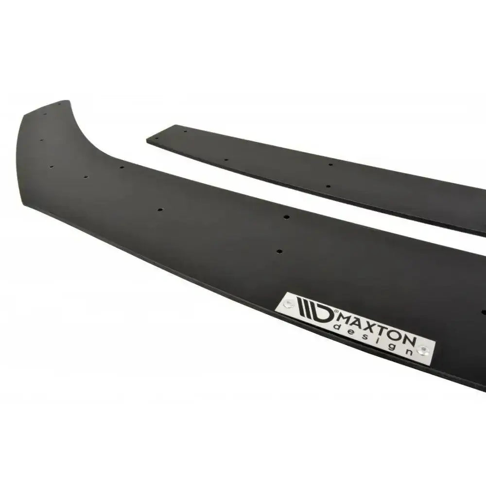 Frontleppe Racing Audi TT Mk2 Rs i svart plast, sett skrått med monteringshull og Maxton Design-logo.