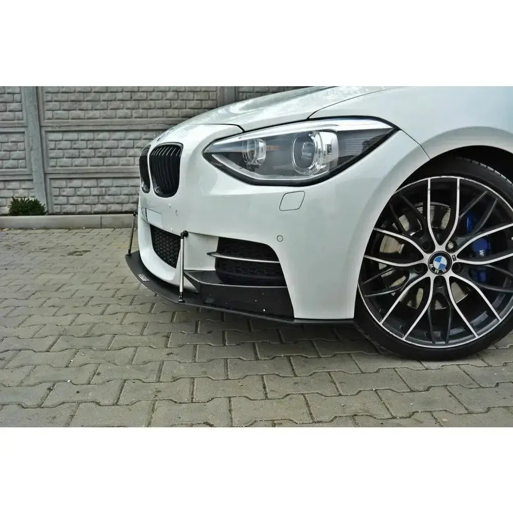 Frontspoiler til BMW 1 F20/F21 M-Power vist i nærbilde med svarte detaljer og store felger.