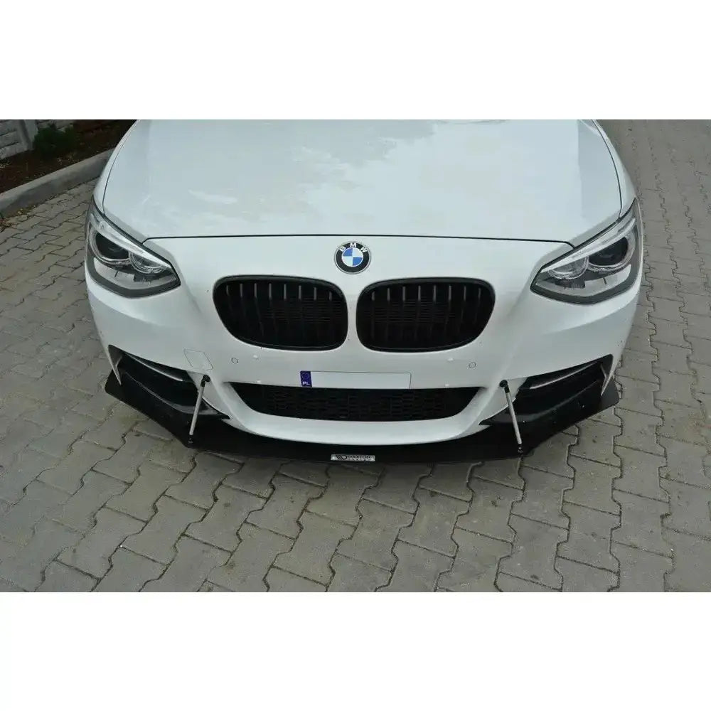 Frontsplitter til BMW 1 F20/F21 M-Power preface montert med sølvfargede stag, sett rett forfra.