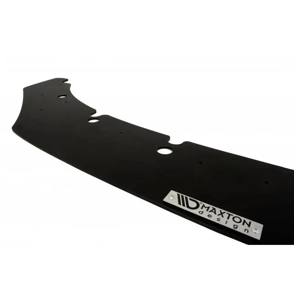 Frontleppe til BMW 1 F20/F21 M-Power i sort plast med Maxton Design-logo, sett skrått ovenfra.