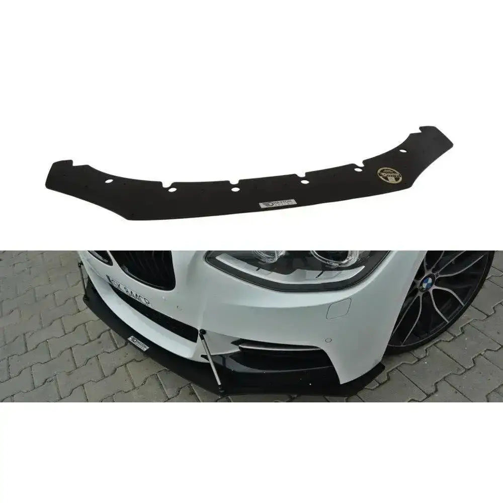Frontleppe Racing Bmw 1 F20/F21 M-Power i sort plast sett ovenfra og montert på hvit bil.