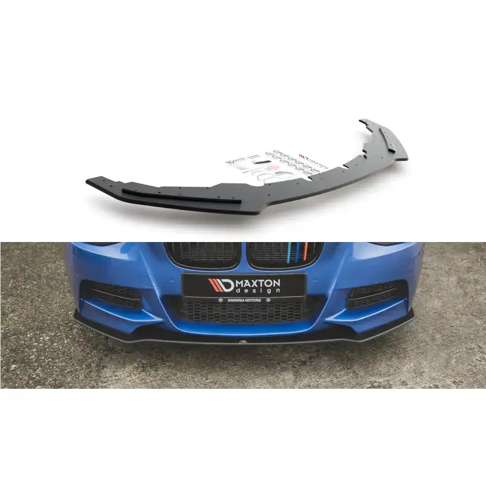 Frontleppe Racing BMW M135i F20 11-15 i sort plast montert foran på blå bil, skrå vinkel.