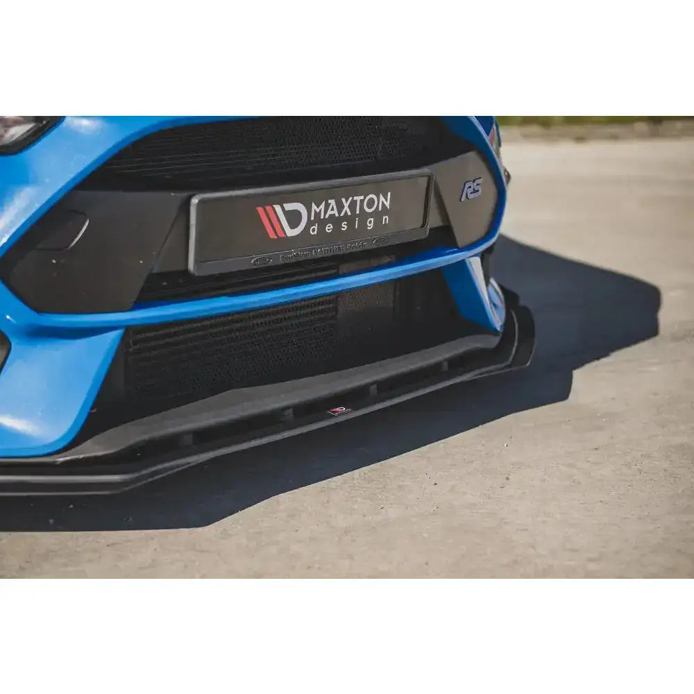 Frontspoiler Racing Durability med flaps fra Maxton Design montert på blå Ford Focus RS Mk3 i dagslys.