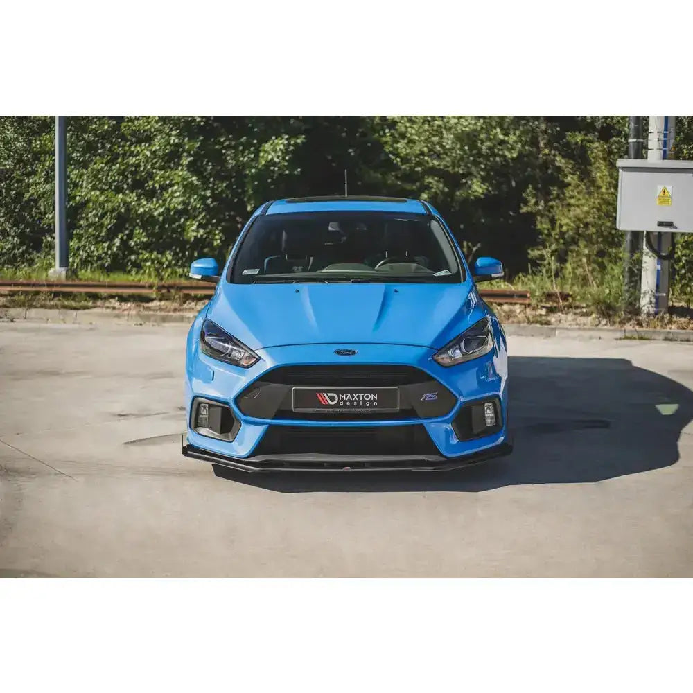 Frontsplitter Racing Durability med flaps på blå Ford Focus RS Mk3, sett forfra utendørs.