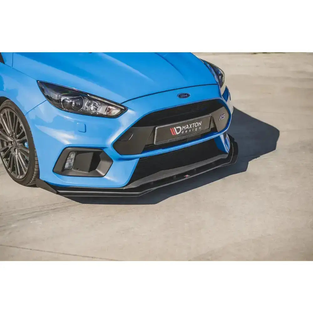 Front lip Racing Durability med flaps montert på Ford Focus RS Mk3, sett skrått forfra.