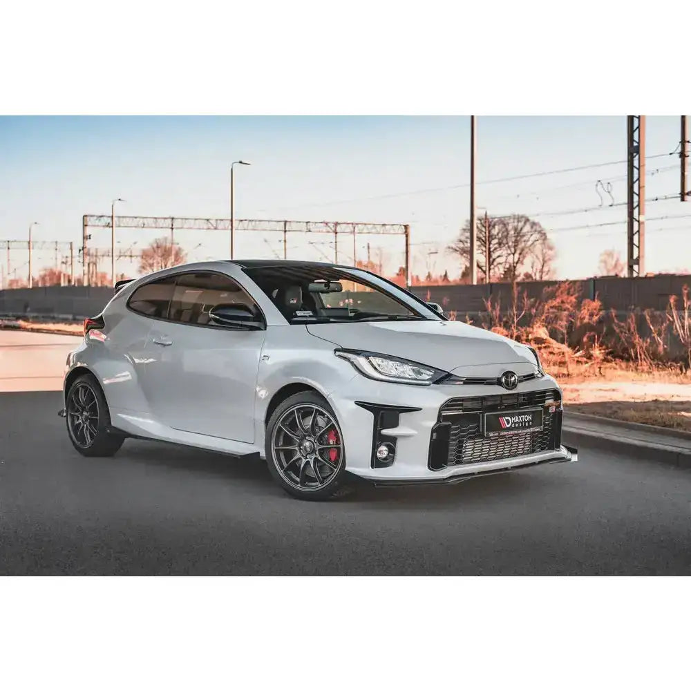 Front lip på Toyota GR Yaris MK4 med sorte detaljer, mørke felger og røde bremsekalipere.