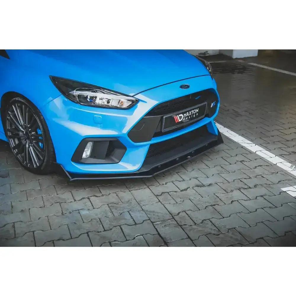 Frontspoiler Racing Durability V.2 montert på blå Ford Focus RS Mk3 sett fra lav vinkel på brostein.